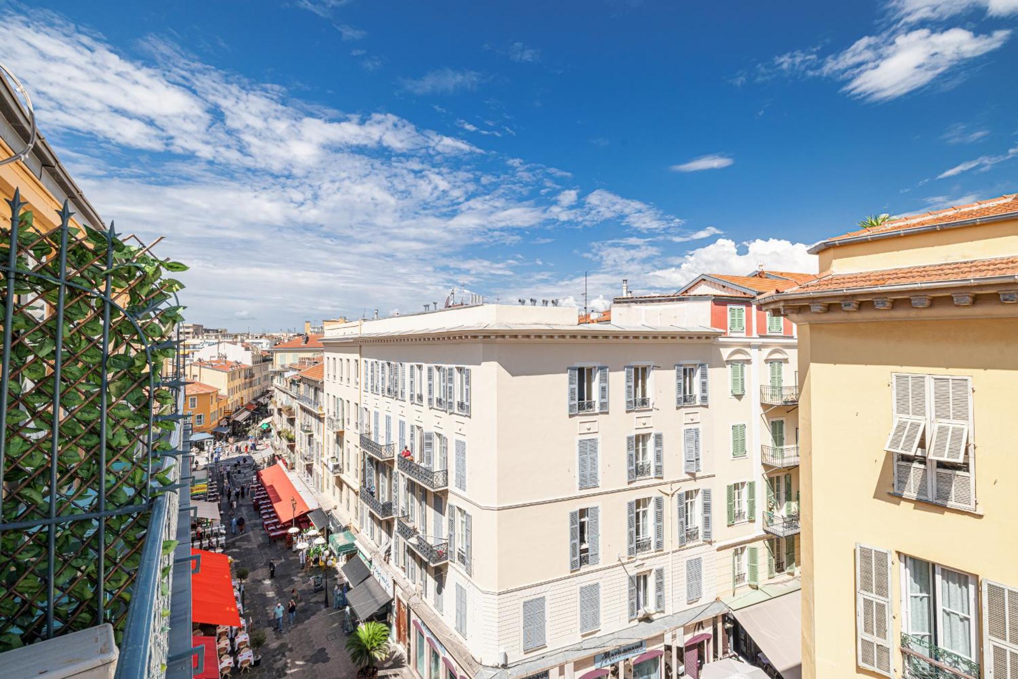 Massena Street - 1 Bdr Duplex With Ac & Parking *