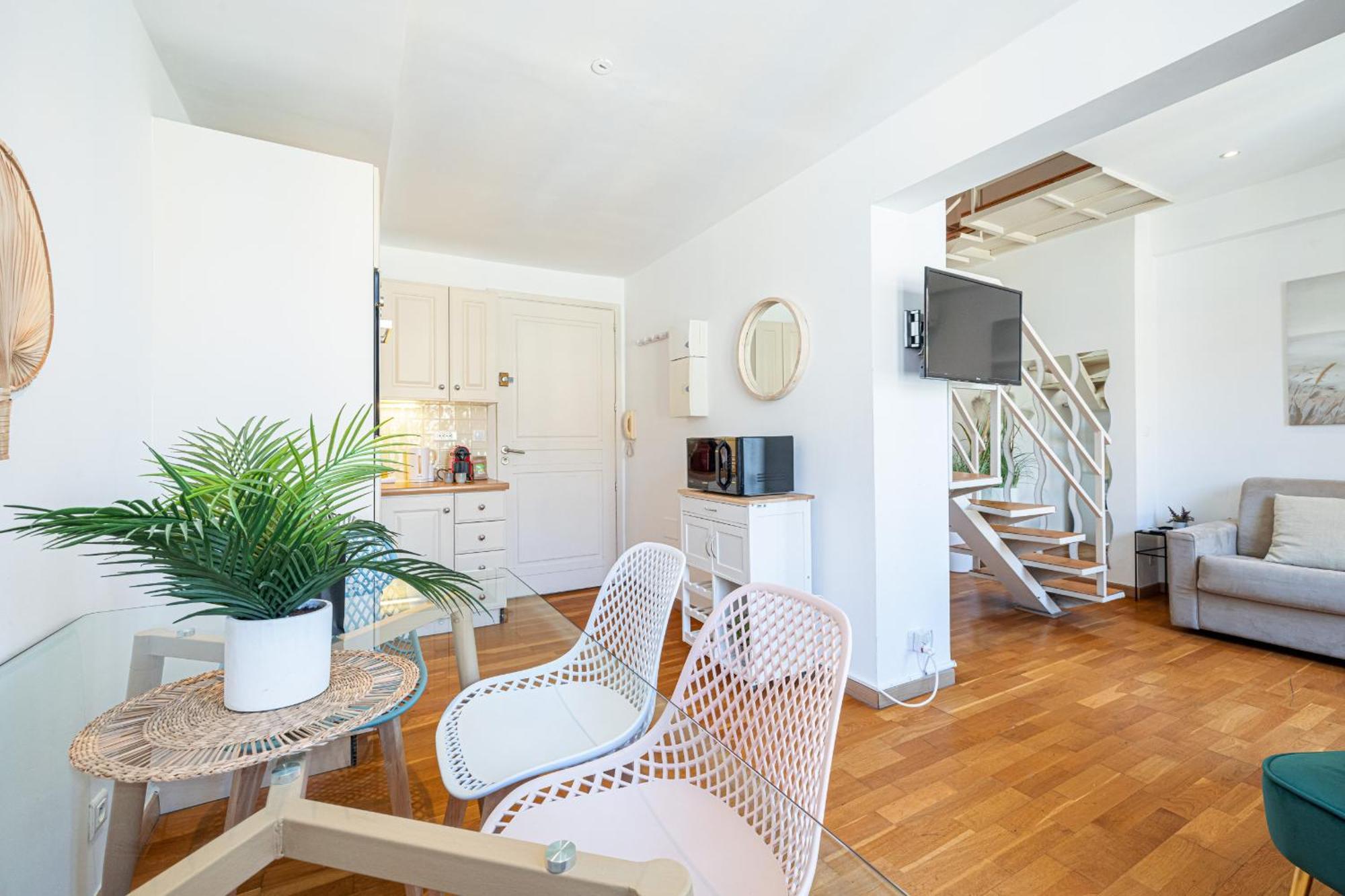 Massena Street - 1 Bdr Duplex With Ac & Parking Apartment *