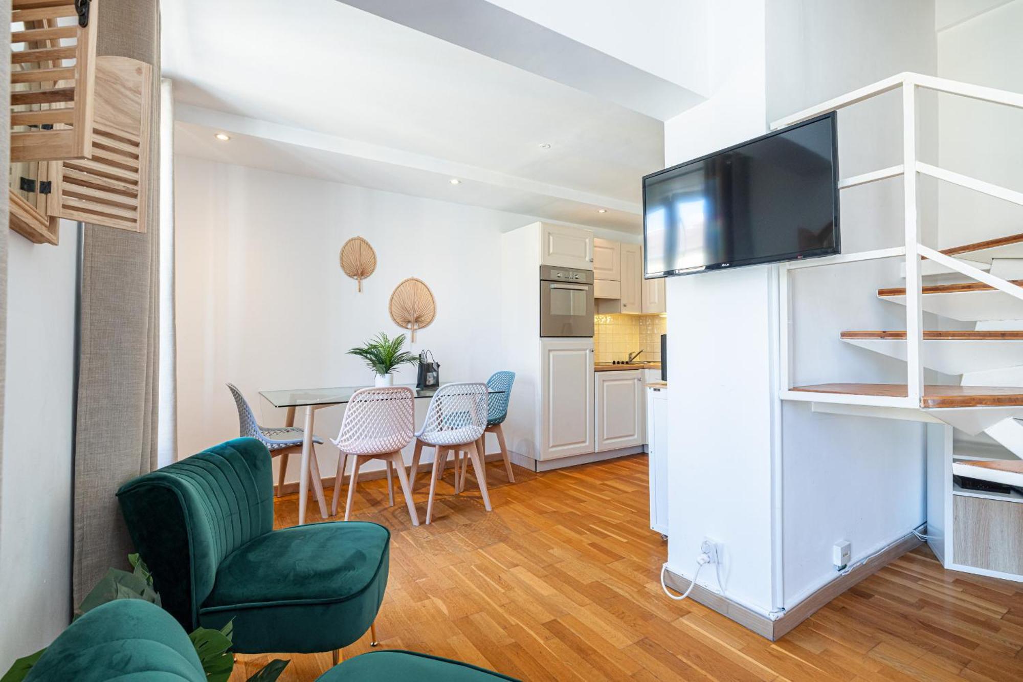 Massena Street - 1 Bdr Duplex With Ac & Parking *