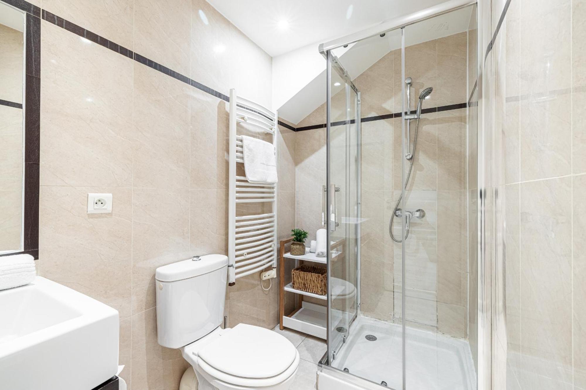 Massena Street - 1 Bdr Duplex With Ac & Parking